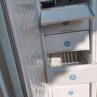 یک عدد یخچال فریزر ویک عدد معمولی