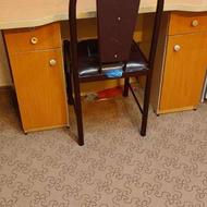 میز تحریر چوبی و صندلی