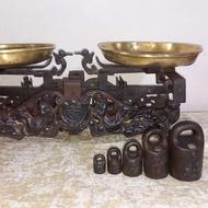 ترازو و پارچ و تلفن قدیمی