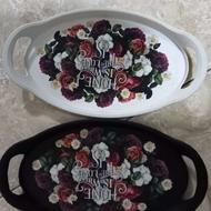 تعدادی سینی و ظرف و تعدادی سفره نو ،