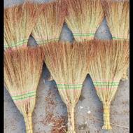 جارو قرمز پر بار قرمز .