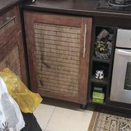 کابینت کارکرده با سینک ظرفشویی و شیر آب سالم و قابل استفاده
