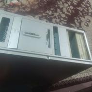 یک دستگاه کامپیوتر و میز