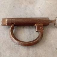 قفل قدیمی سالم