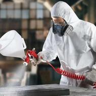 نیروی پاشش کار رنگ قطعات خودرو و کارگر ساده