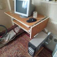 کامپیوتر همراه با میز