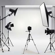 عکاس خانم با دوربین نیازمندم