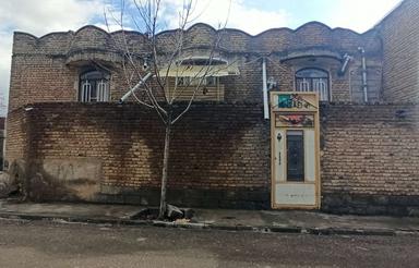 ساختمان در خیابان اصلی فردوسی