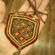 رومانتویی و گردنبند سوزن‌دوزی ویژه ولنتاین