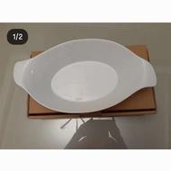 ظرف بزرگ دارای لبه ی نقره ای.