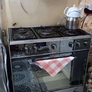 گاز5شعله طرح فر سالم فقط شیشه دراومد شیشه سالن موجود هست