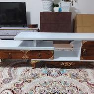 یک میز تلویزیون تمیز