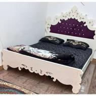 یک عدد تختخواب 2 نفره با تشک و ساعت