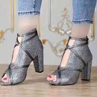 مدلینگ خانم جهت عکاسی کفش و شلوار برند مدرن استایل