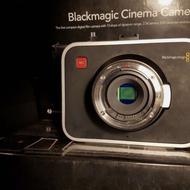 دوربین فیلمبرداری Blackmagic همراه با لنز و هارد