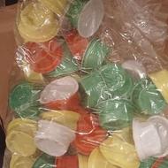 تعدادی تنگ ماهی غذای ماهی و سبزه داخل تنگ