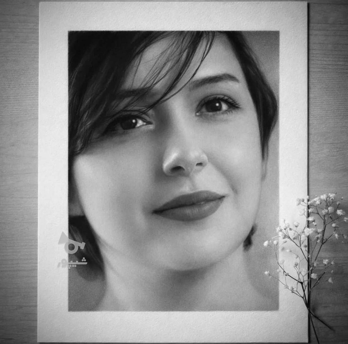 نقاشی چهره طبیعی با دو تکنیک سیاهقلم و مدادرنگی