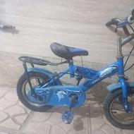 دوچرخه آبی رنگ