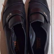 کفش مشکی وکفش زرد