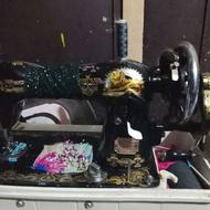 چرخ خیاطی قدیمی ولی همه چیش سالم سالم هست