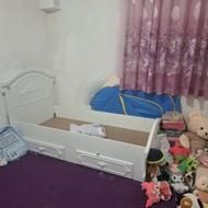 تخت وکمدسیسمونی