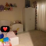 تخت و کنار تختی و کمد