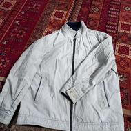 کاپشن دورو ، روی سیاه و روی سفیدنزدیک به کرم.