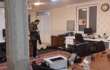 100 متر موقعیت اداری بر اصلی ، درب ریموتی مجزا ، مستطیل فلت