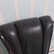 دکوری یا ویترین باز و سه عدد صندلی چرم پرده زبرا