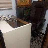 میز چوبی و صندلی گردان مدیریتی تمیز و سالم