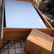 تخت عرض،120در 2 با یک پاتختی