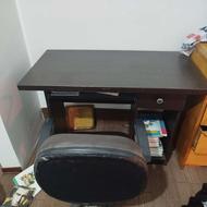 یک عدد میز کامپیوتر با صندلی