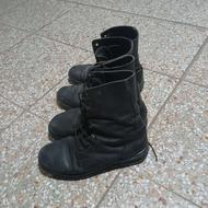 دو جفت پوتین سربازی و یک دست لباس نظامی