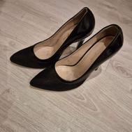 تعدادی کفش مجلسی و کتونی و صندل و پاپوش و جوراب دخترانه