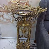 جا میوای برنجی کنار سالنی بزرگ تمیز شیک