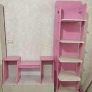 تخت یه نفره و میز تحریر و ویترین