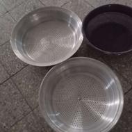 دوتا آبکش روحی بزرگ و یک آبکش پلاستیکی جنس خوب