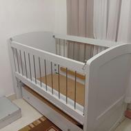 تخت در حد نو ولی استفاده نکرده