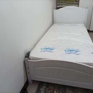 یک عدد تخت خواب تک نفره به همراه میز تحریر و کمد