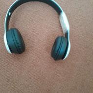 یک عدد هدفون