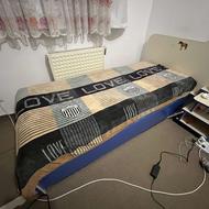 تخت و میز تحریر و میز کنار تختی