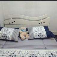 تخت دو نفره با میز آرایش و دوتا پاتختی سالم و تمیز