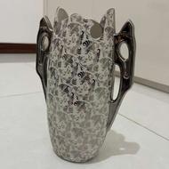 گلدون سفید کار شده