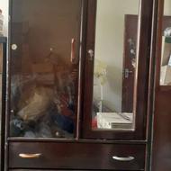 کمد لباس به رنگ قهوه ای