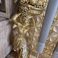 مجسمه زن رنگ طلایی