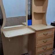 میز آرایش دارای چهار کشو و کنار تختی دارای دو کشو