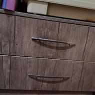 کنار تختی دارای دو کشو