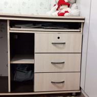 میز تحریر و کامپیوتر سالم