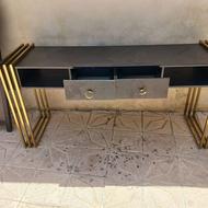 میز ناخنکار و قفسه ی لاک