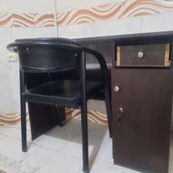 میز تحریر و کتابخانه